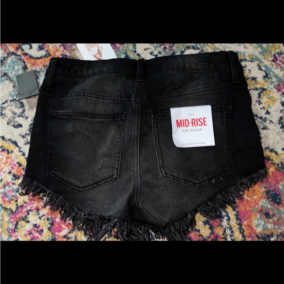 Size 7/28
Mid rise button fly
Frayed hem
NWT
Smoke free/pet free home - Picture 2 of 2